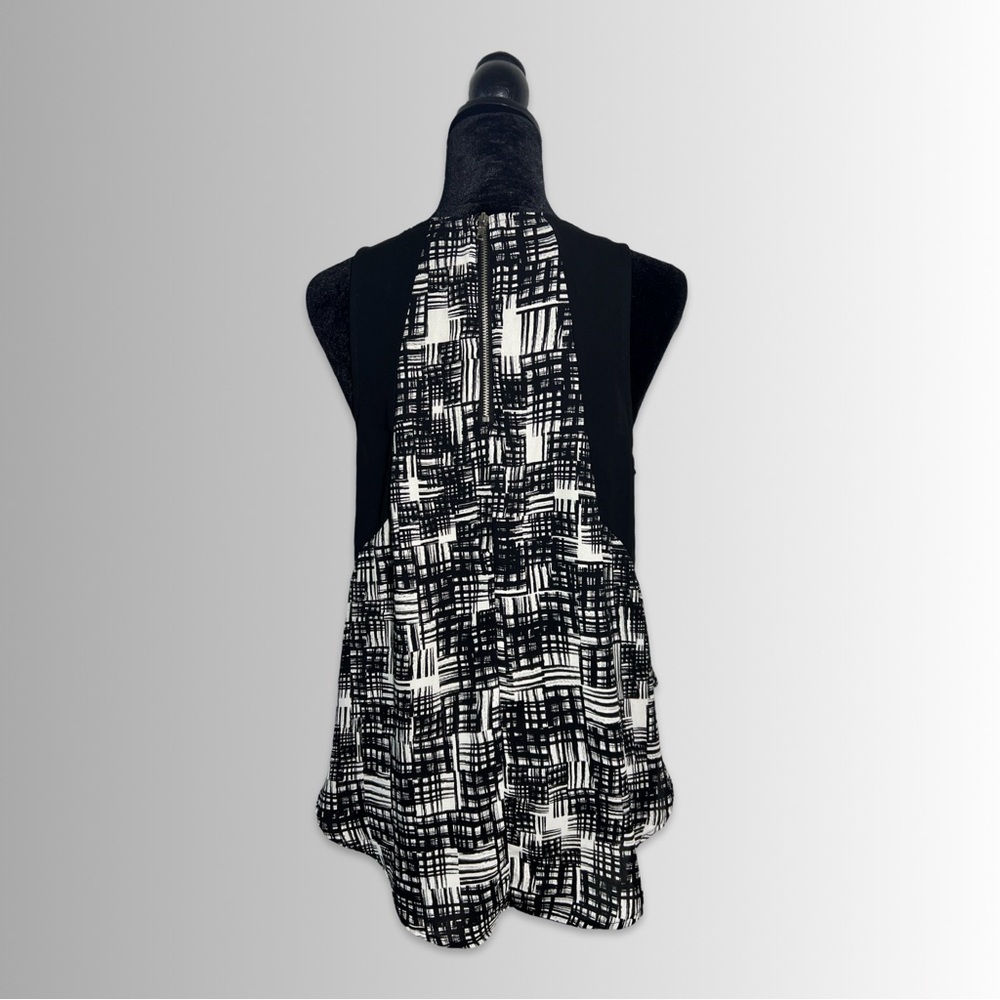 ASTR Black & White Sleeveless Mixed Media Blouse, Abstract Geometrical Design, M - Picture 4 of 7